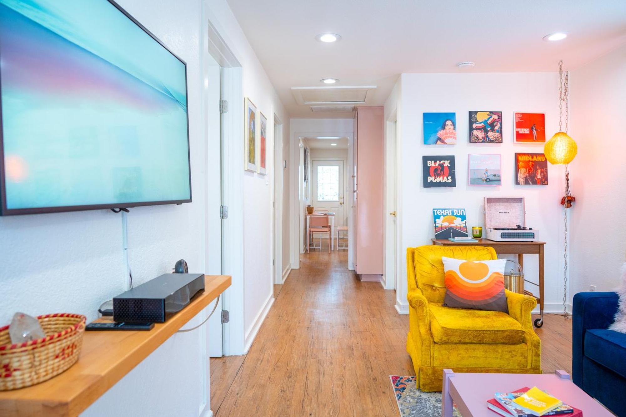 Stylish, Artsy Bungalow Central Eastside Austin Eksteriør bilde