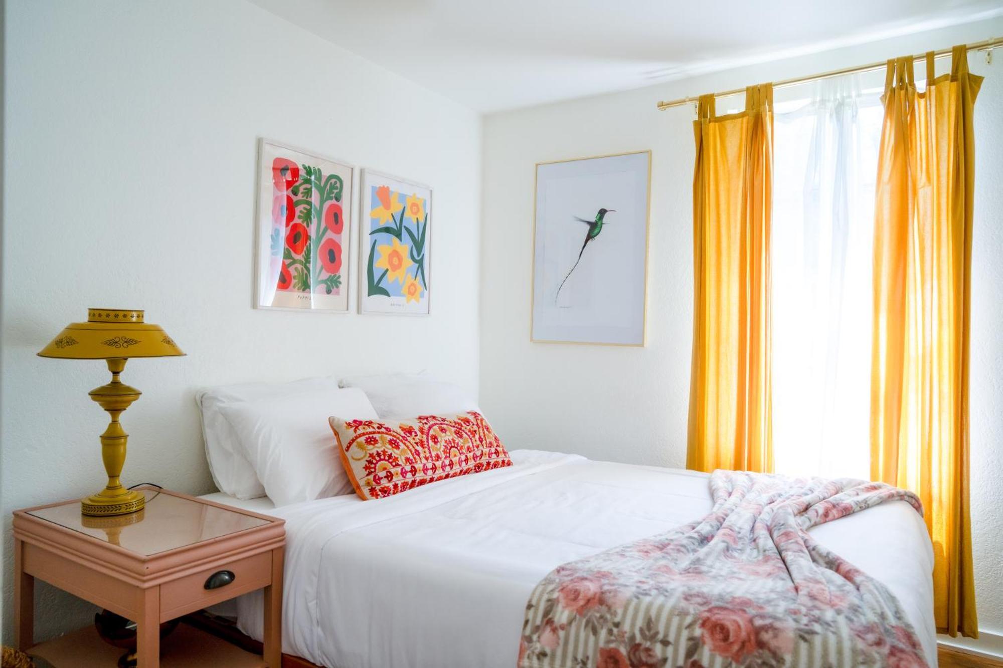 Stylish, Artsy Bungalow Central Eastside Austin Eksteriør bilde