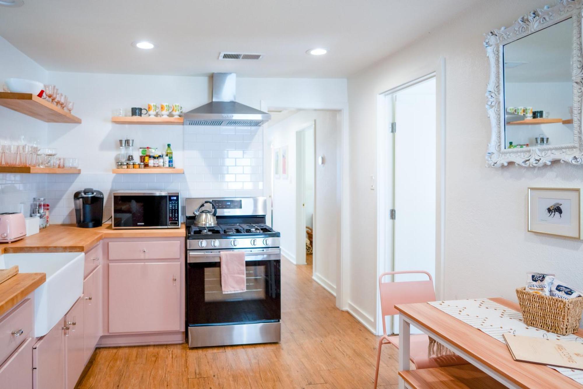 Stylish, Artsy Bungalow Central Eastside Austin Eksteriør bilde