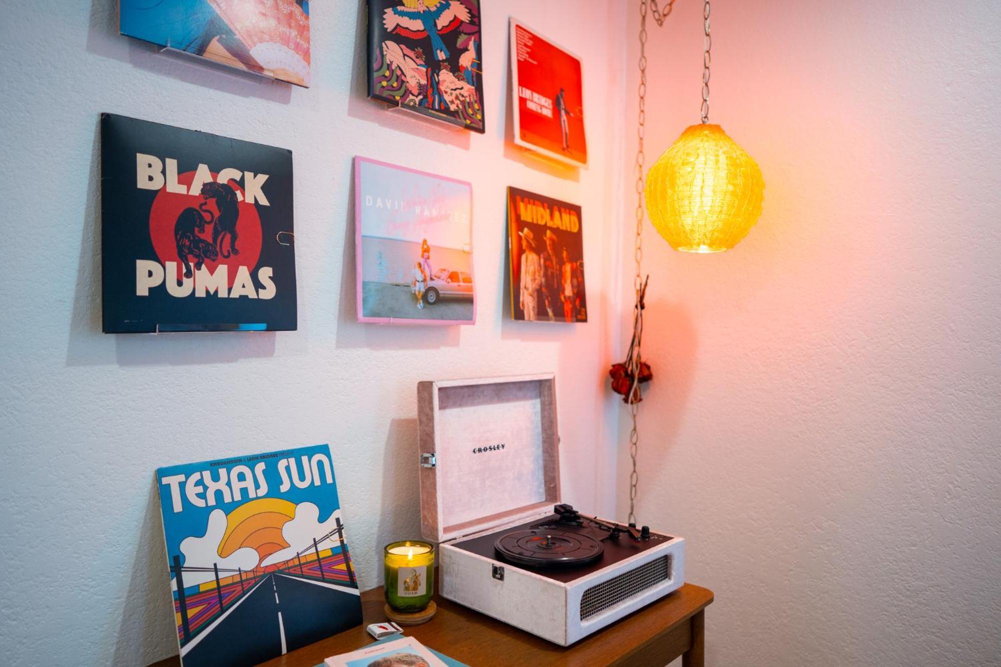 Stylish, Artsy Bungalow Central Eastside Austin Eksteriør bilde