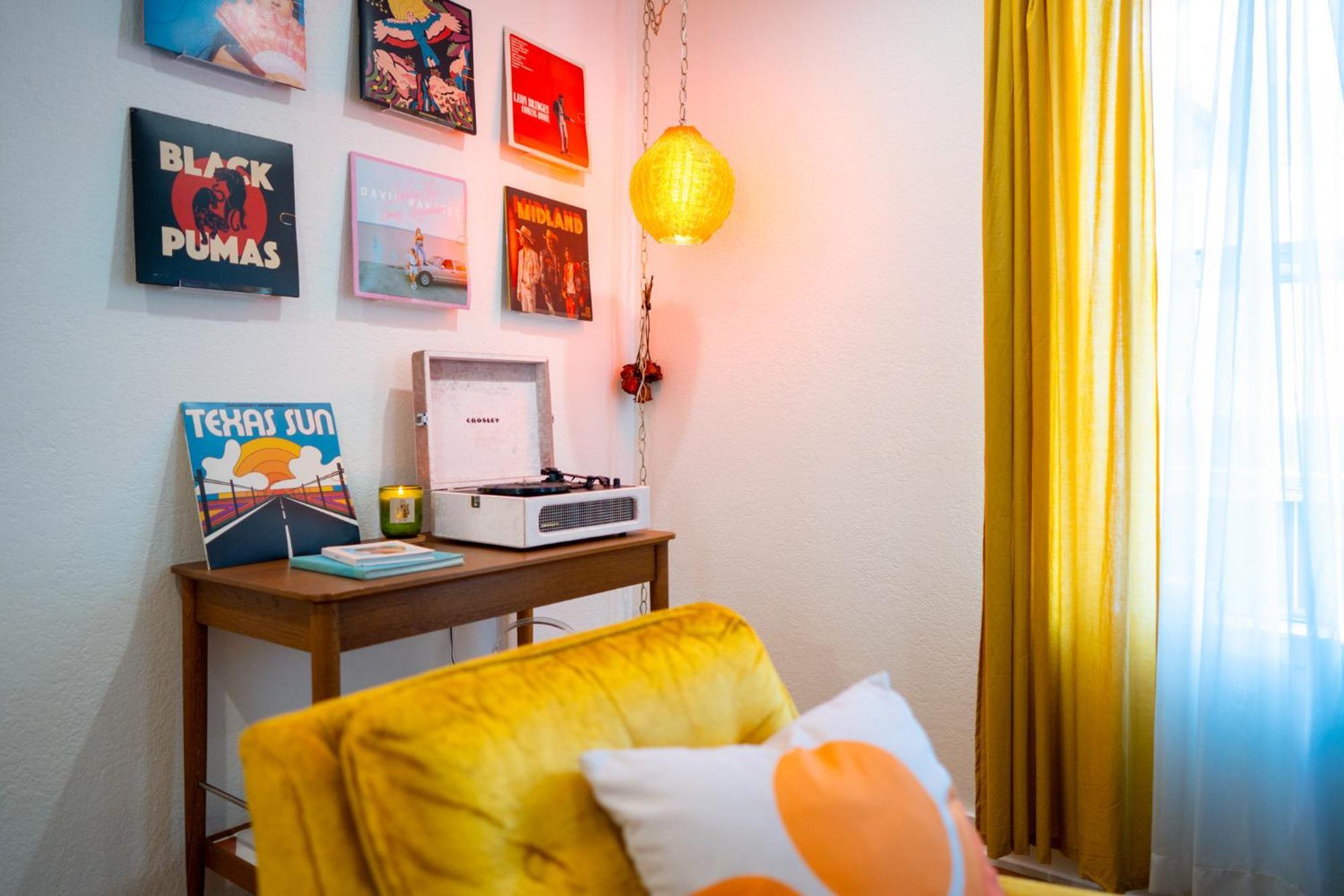 Stylish, Artsy Bungalow Central Eastside Austin Eksteriør bilde