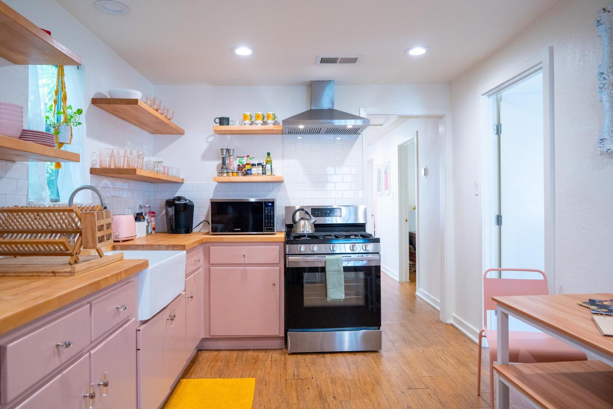 Stylish, Artsy Bungalow Central Eastside Austin Eksteriør bilde