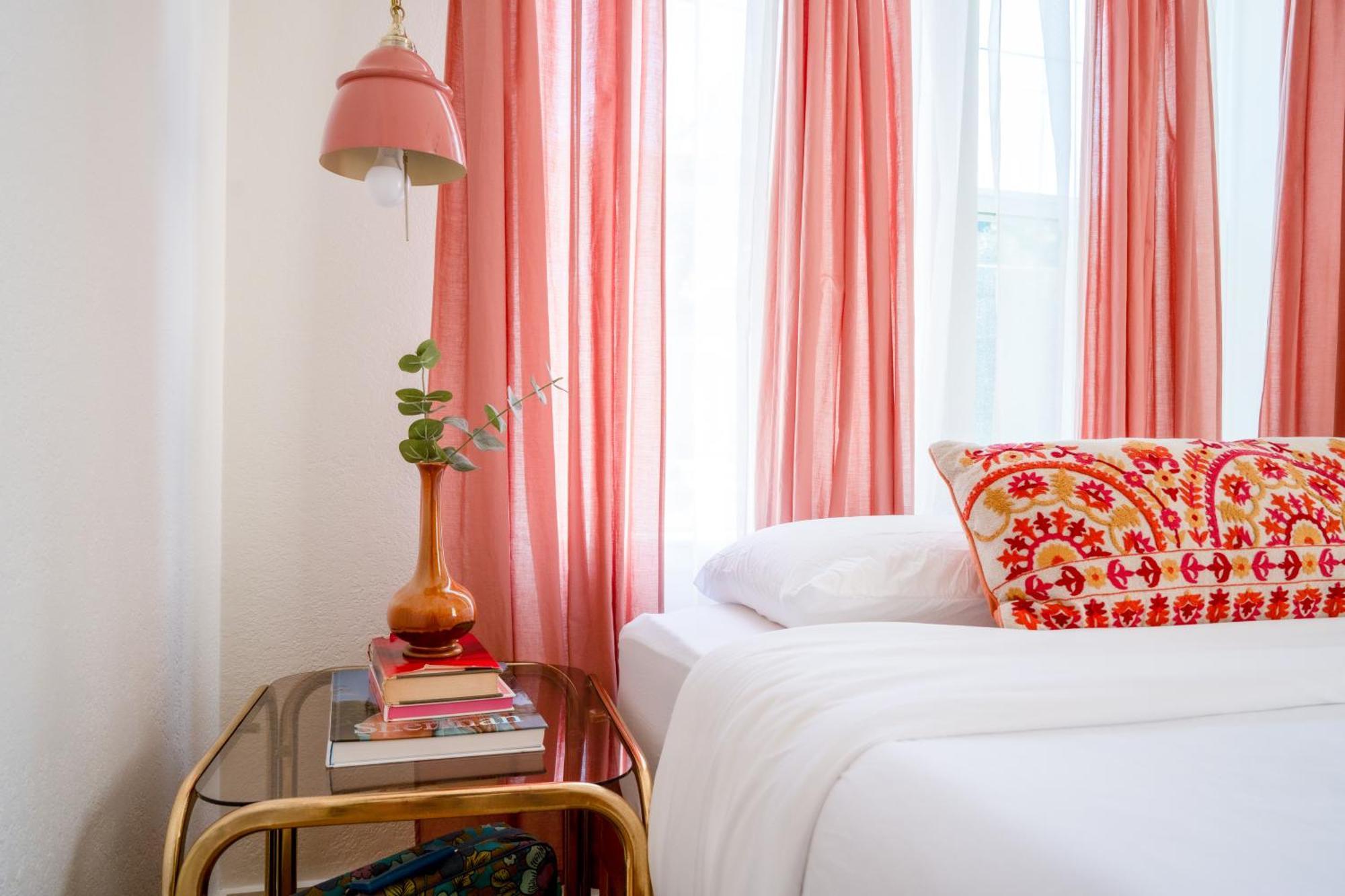 Stylish, Artsy Bungalow Central Eastside Austin Eksteriør bilde