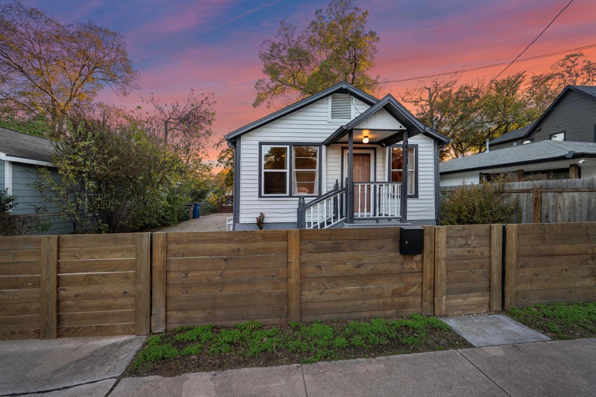 Stylish, Artsy Bungalow Central Eastside Austin Eksteriør bilde