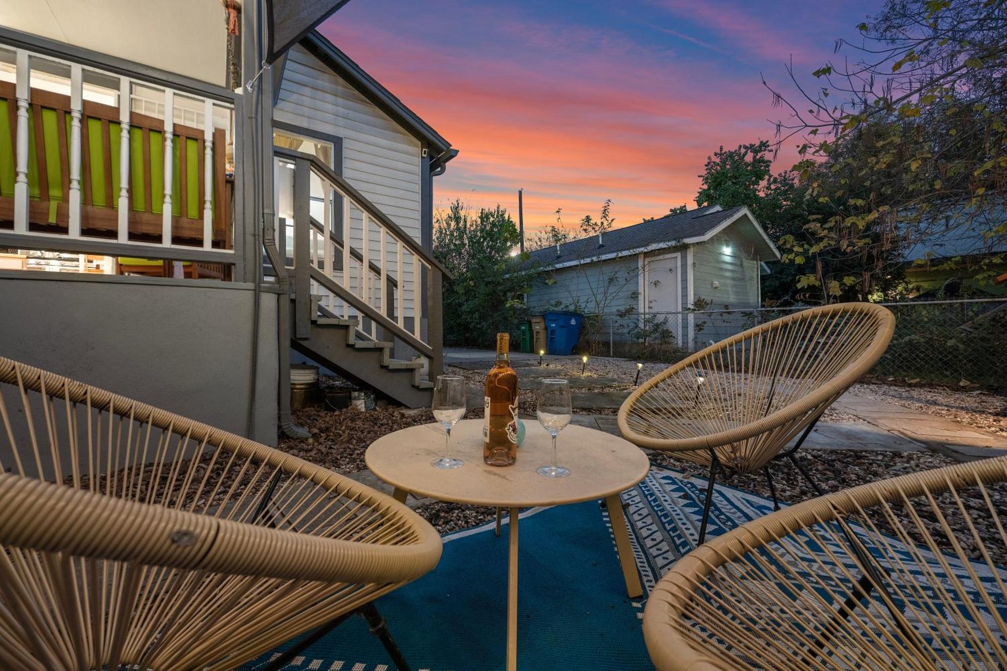 Stylish, Artsy Bungalow Central Eastside Austin Eksteriør bilde