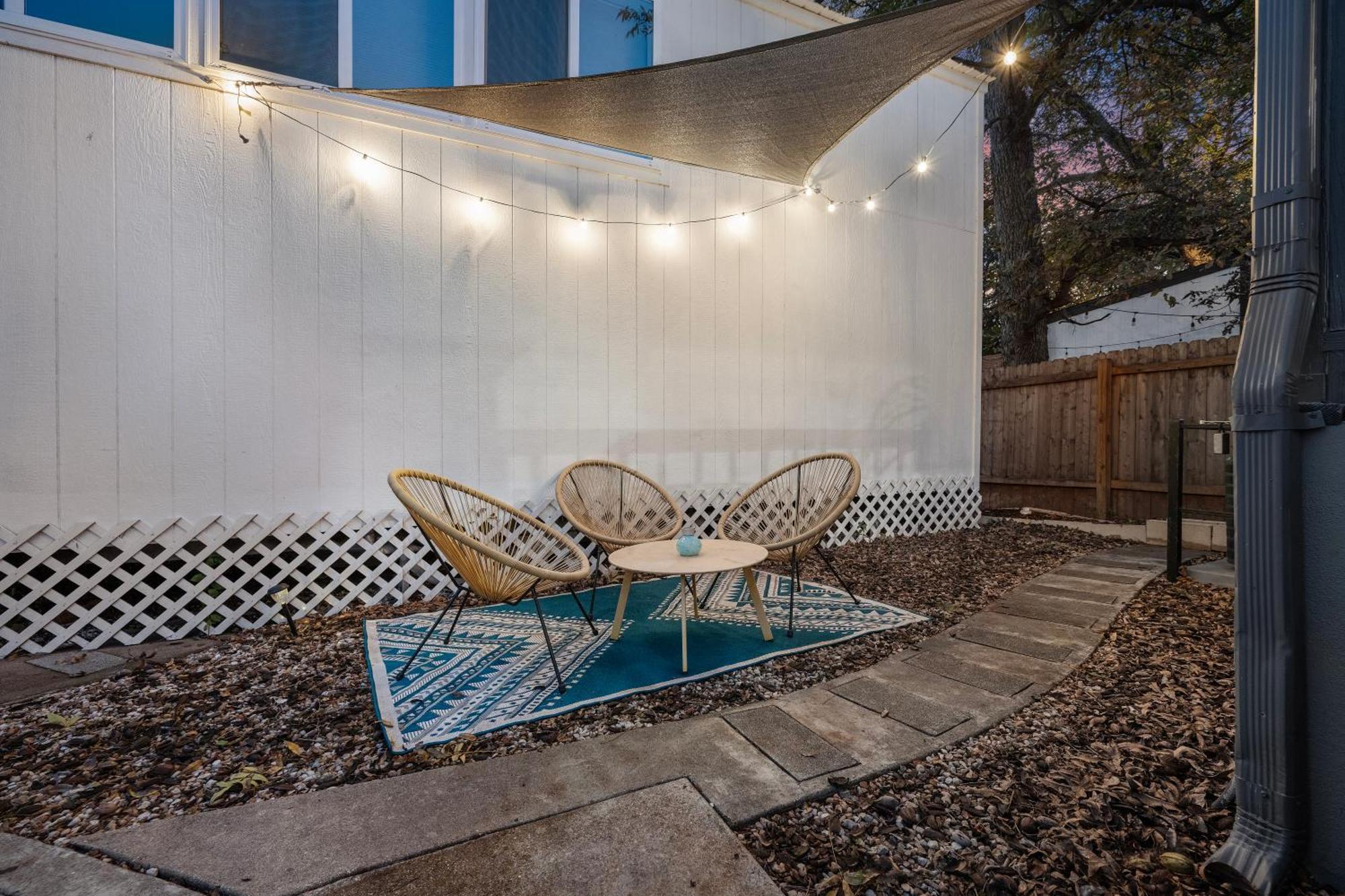 Stylish, Artsy Bungalow Central Eastside Austin Eksteriør bilde