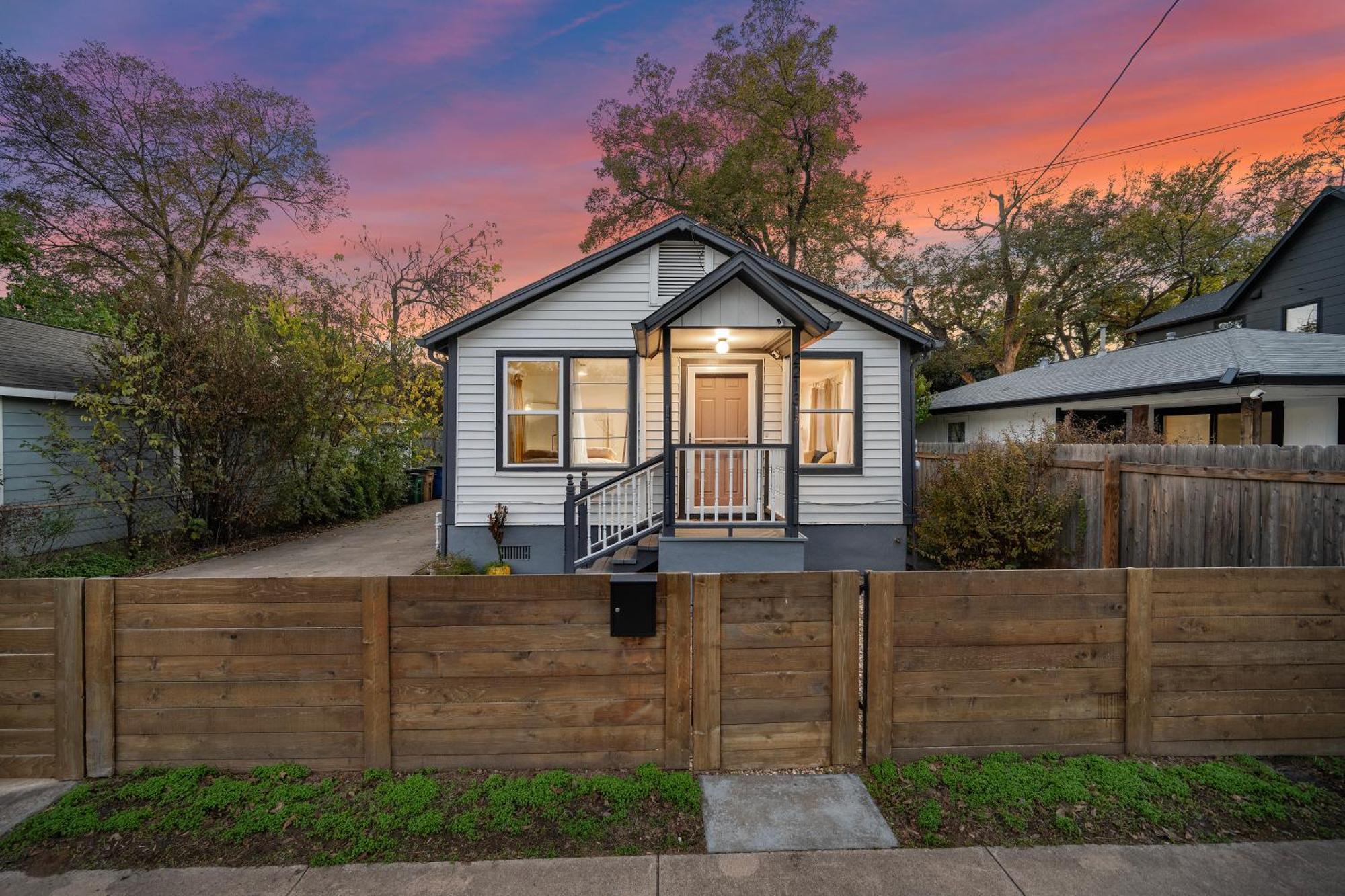 Stylish, Artsy Bungalow Central Eastside Austin Eksteriør bilde