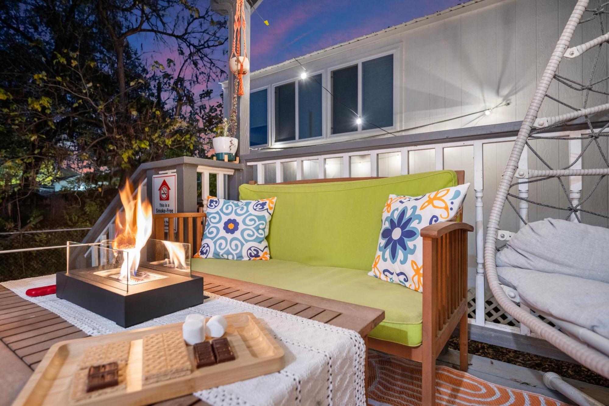 Stylish, Artsy Bungalow Central Eastside Austin Eksteriør bilde