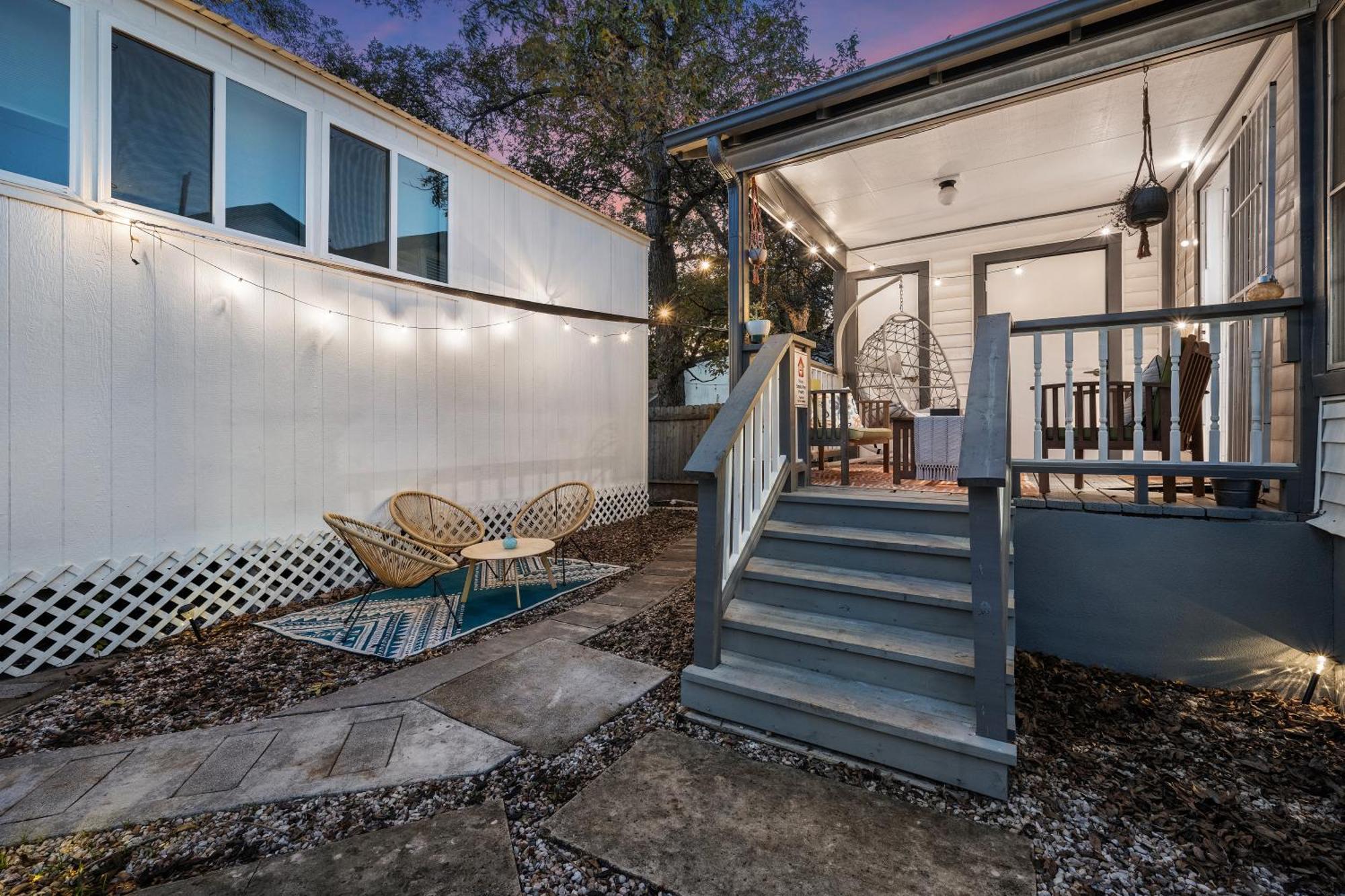 Stylish, Artsy Bungalow Central Eastside Austin Eksteriør bilde